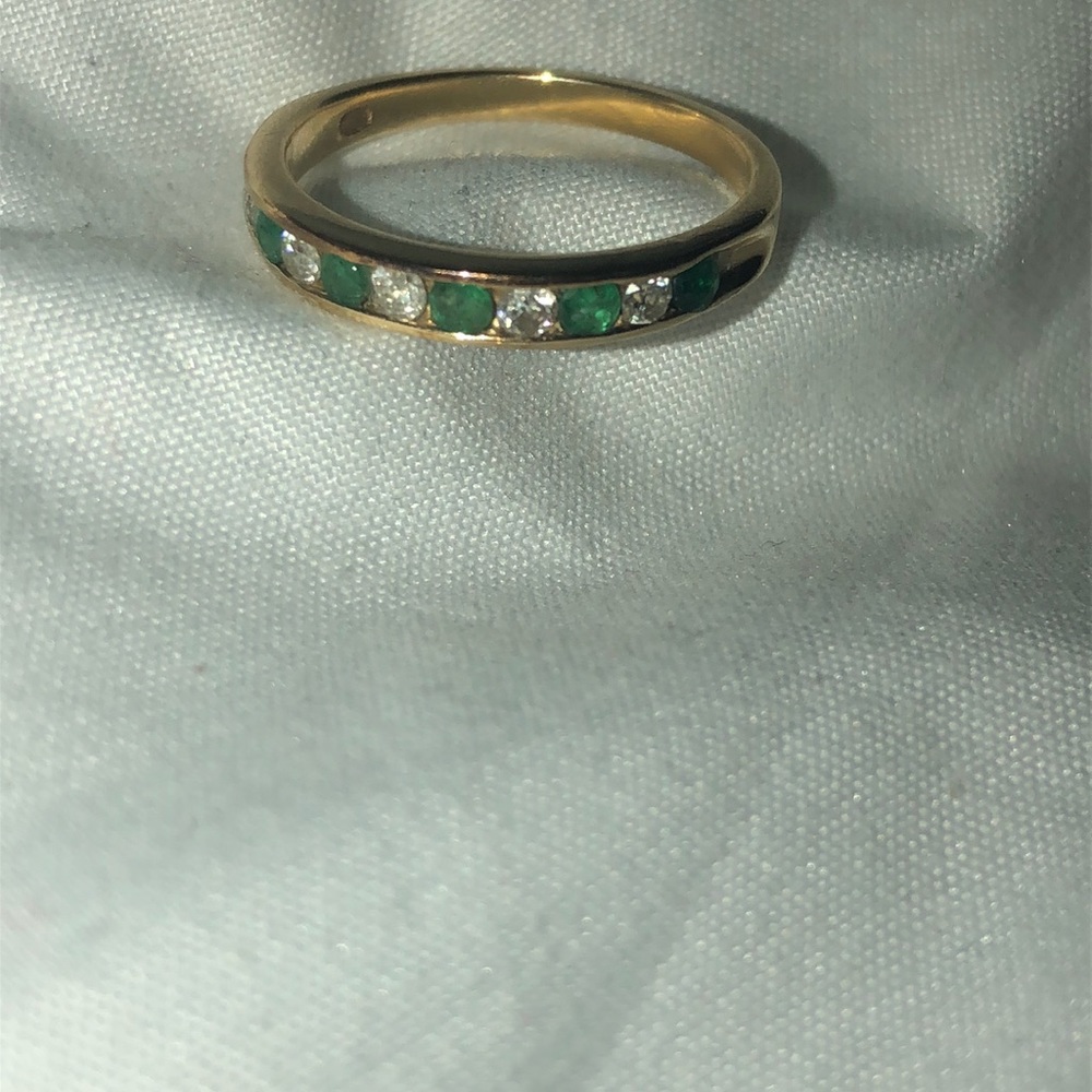 Green jeweled gold ring
